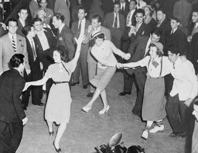 http://mrsantilsapartment.files.wordpress.com/2011/09/1940s_dance_party_vintage_photo.jpg